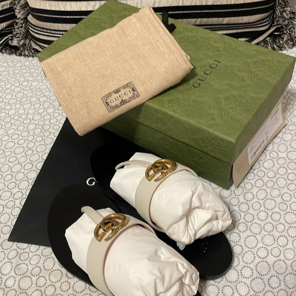 Gucci Cream and Black Sandals with Iconic GG Logo - Picture 10 of 12